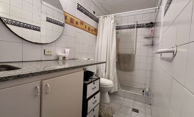 Departamento 3 ambientes con patio (A RENOVAR). EXCELENTE ubicación.
