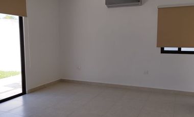 Linda Residencia en Renta con paneles  Privada Parque Central Merida, Yucatan