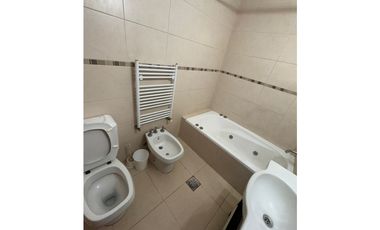 Chalet 5 ambientes con garaje doble y jacuzzi