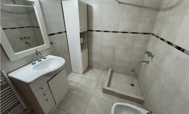 Chalet 5 ambientes con garaje doble y jacuzzi
