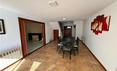 Chalet 5 ambientes con garaje doble y jacuzzi