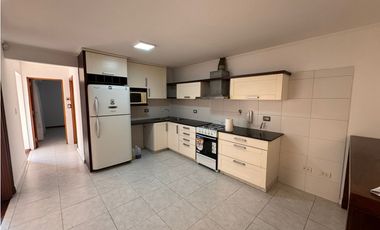 Chalet 5 ambientes con garaje doble y jacuzzi