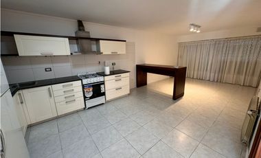 Chalet 5 ambientes con garaje doble y jacuzzi