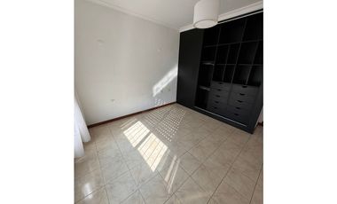 Chalet 5 ambientes con garaje doble y jacuzzi