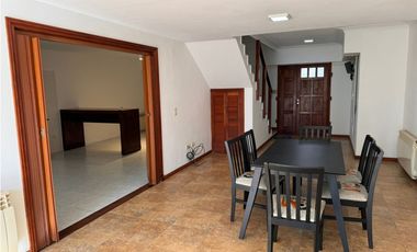 Chalet 5 ambientes con garaje doble y jacuzzi