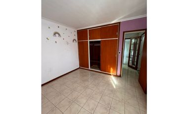 Chalet 5 ambientes con garaje doble y jacuzzi