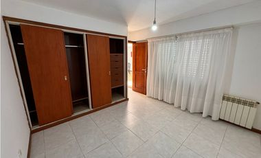 Chalet 5 ambientes con garaje doble y jacuzzi