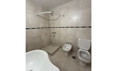 Chalet 5 ambientes con garaje doble y jacuzzi