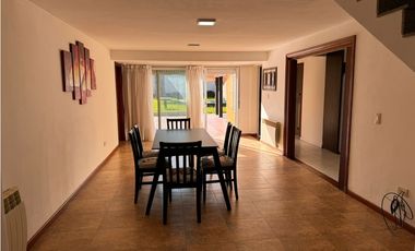 Chalet 5 ambientes con garaje doble y jacuzzi
