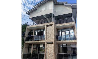 I025025 - CONGLOMERADO COMERCIAL