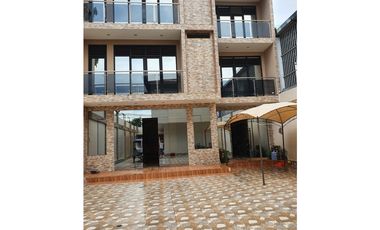 I025025 - CONGLOMERADO COMERCIAL