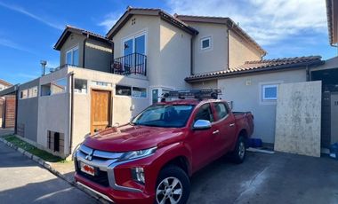 EN ARRIENDO CASA AMOBLADA UBICADA EN CONDOMINIO LOS PARRONES