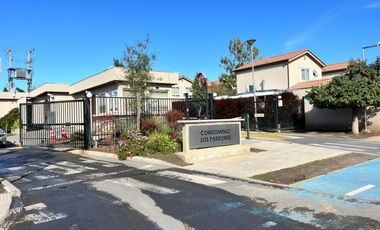 EN ARRIENDO CASA AMOBLADA UBICADA EN CONDOMINIO LOS PARRONES