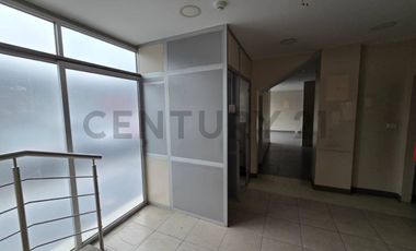 Alquiler Locales Comerciales Frente al Riocentro Ceibos.