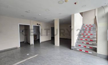 Alquiler Locales Comerciales Frente al Riocentro Ceibos.