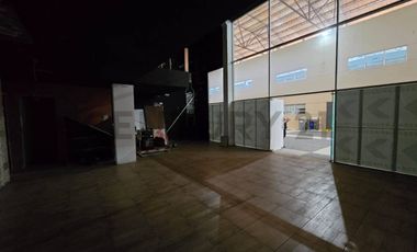 Alquiler Locales Comerciales Frente al Riocentro Ceibos.