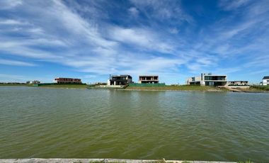 Lote en Venta AL AGUA en barrio Los Puentes - Nordelta