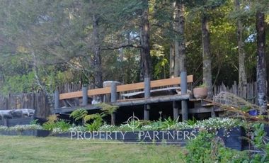 Encantadora cabaña de madera en parcela dentro de exclusivo Condominio.