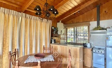 Encantadora cabaña de madera en parcela dentro de exclusivo Condominio.