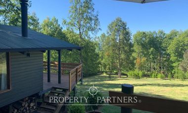 Encantadora cabaña de madera en parcela dentro de exclusivo Condominio.