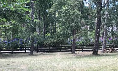 Encantadora cabaña de madera en parcela dentro de exclusivo Condominio.