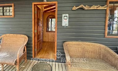 Encantadora cabaña de madera en parcela dentro de exclusivo Condominio.