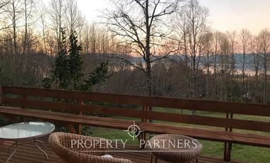 Encantadora cabaña de madera en parcela dentro de exclusivo Condominio.