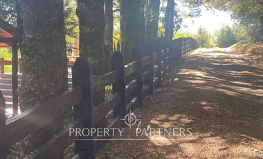 Encantadora cabaña de madera en parcela dentro de exclusivo Condominio.