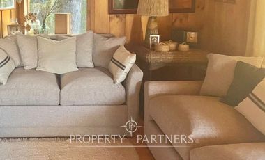 Encantadora cabaña de madera en parcela dentro de exclusivo Condominio.