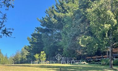 Encantadora cabaña de madera en parcela dentro de exclusivo Condominio.