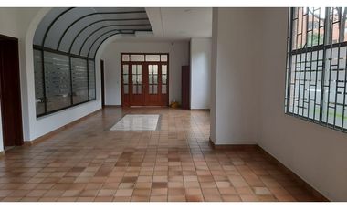 Iluminado apartamento para arriendo en Multicentro