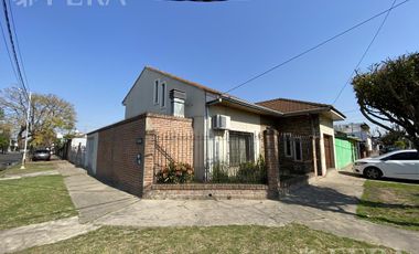Venta de casa de 4 ambientes con cochera, jardin, patio con parrilla y terraza