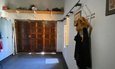 Venta de casa de 4 ambientes con cochera, jardin, patio con parrilla y terraza