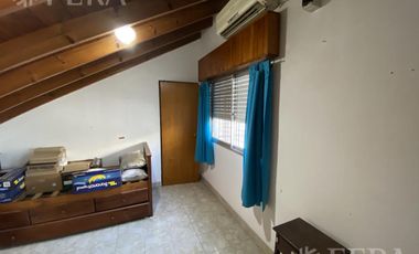 Venta de casa de 4 ambientes con cochera, jardin, patio con parrilla y terraza