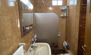 Venta de casa de 4 ambientes con cochera, jardin, patio con parrilla y terraza