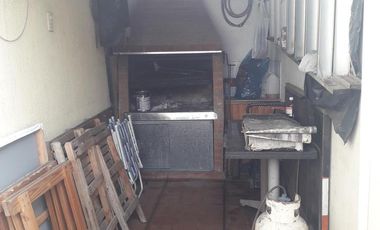 Venta de casa de 4 ambientes con cochera, jardin, patio con parrilla y terraza