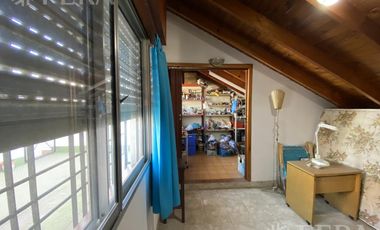 Venta de casa de 4 ambientes con cochera, jardin, patio con parrilla y terraza