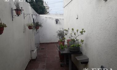 Venta de casa de 4 ambientes con cochera, jardin, patio con parrilla y terraza