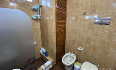 Venta de casa de 4 ambientes con cochera, jardin, patio con parrilla y terraza