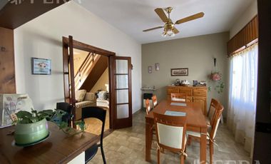 Venta de casa de 4 ambientes con cochera, jardin, patio con parrilla y terraza