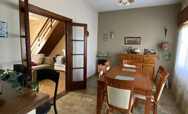 Venta de casa de 4 ambientes con cochera, jardin, patio con parrilla y terraza