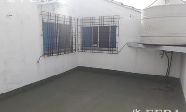 Venta de casa de 4 ambientes con cochera, jardin, patio con parrilla y terraza