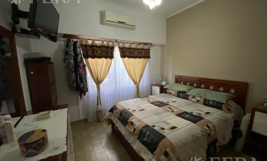 Venta de casa de 4 ambientes con cochera, jardin, patio con parrilla y terraza