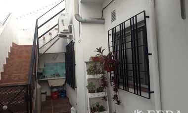 Venta de casa de 4 ambientes con cochera, jardin, patio con parrilla y terraza