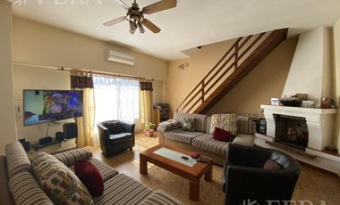 Venta de casa de 4 ambientes con cochera, jardin, patio con parrilla y terraza