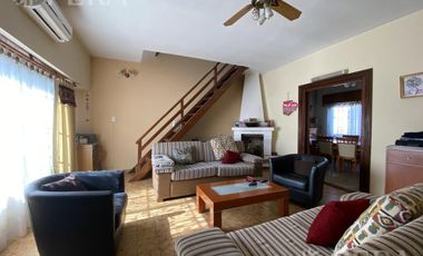 Venta de casa de 4 ambientes con cochera, jardin, patio con parrilla y terraza