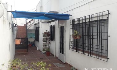 Venta de casa de 4 ambientes con cochera, jardin, patio con parrilla y terraza