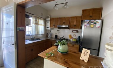Venta de casa de 4 ambientes con cochera, jardin, patio con parrilla y terraza