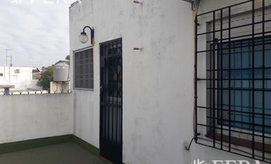 Venta de casa de 4 ambientes con cochera, jardin, patio con parrilla y terraza