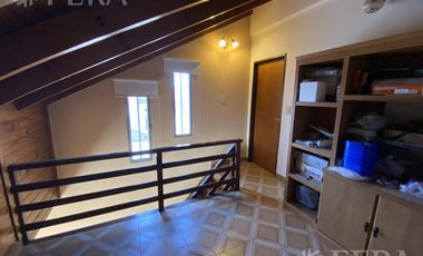 Venta de casa de 4 ambientes con cochera, jardin, patio con parrilla y terraza